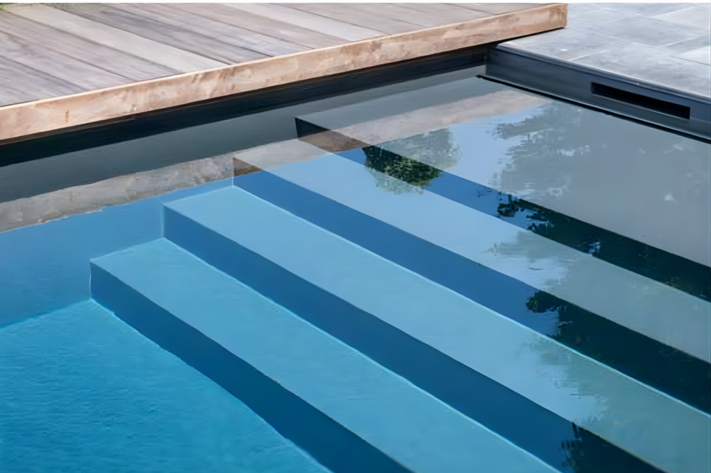 Detail van een naadloze PP-C zwembadtrap met glad oppervlak en strak geïntegreerde afwerking