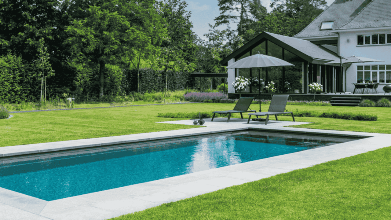 Modern vinylester zwembad met strakke lijnen en onderhoudsvriendelijke afwerking