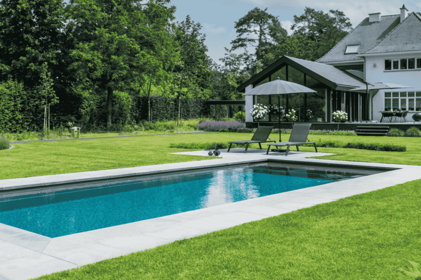 Modern vinylester zwembad met strakke lijnen en onderhoudsvriendelijke afwerking