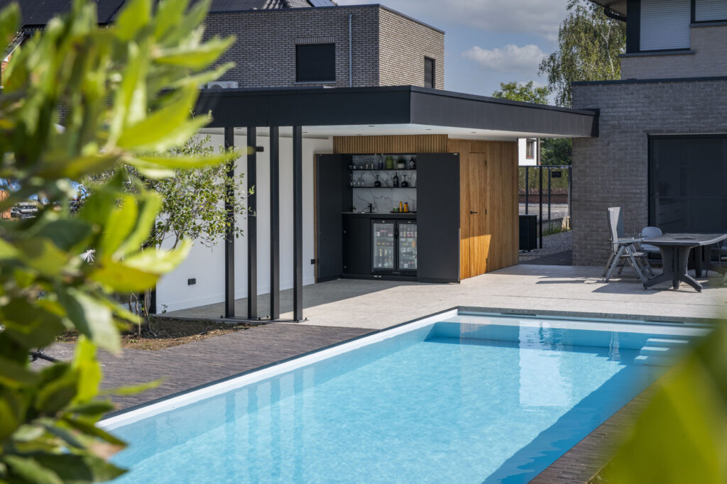 Modern niet-overdekt zwembad in de achtertuin van een woning, geplaatst volgens de regels voor vergunningsvrij bouwen in België