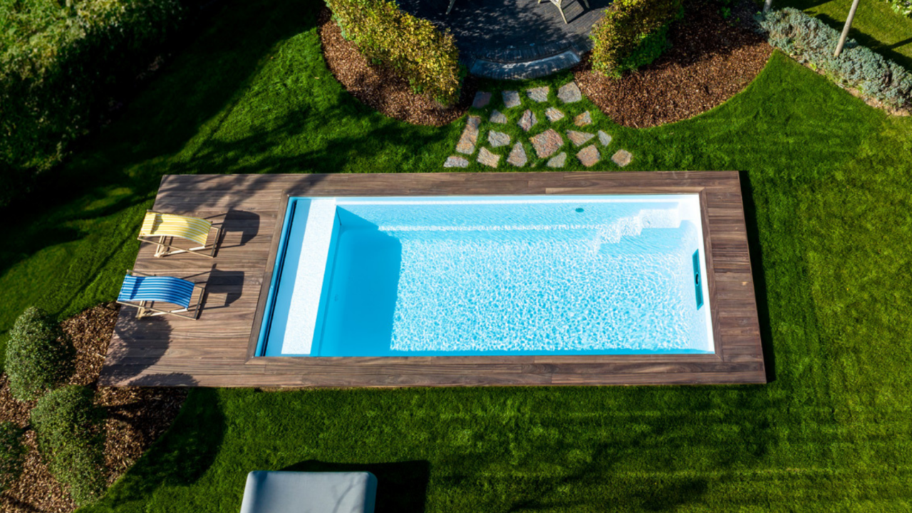 Geïnstalleerd vinylester zwembad met gladde gelcoat en ingebouwde trap.