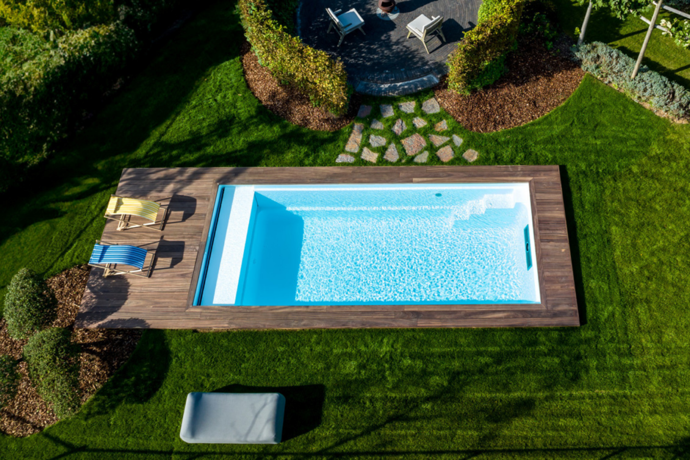 Geïnstalleerd vinylester zwembad met gladde gelcoat en ingebouwde trap.