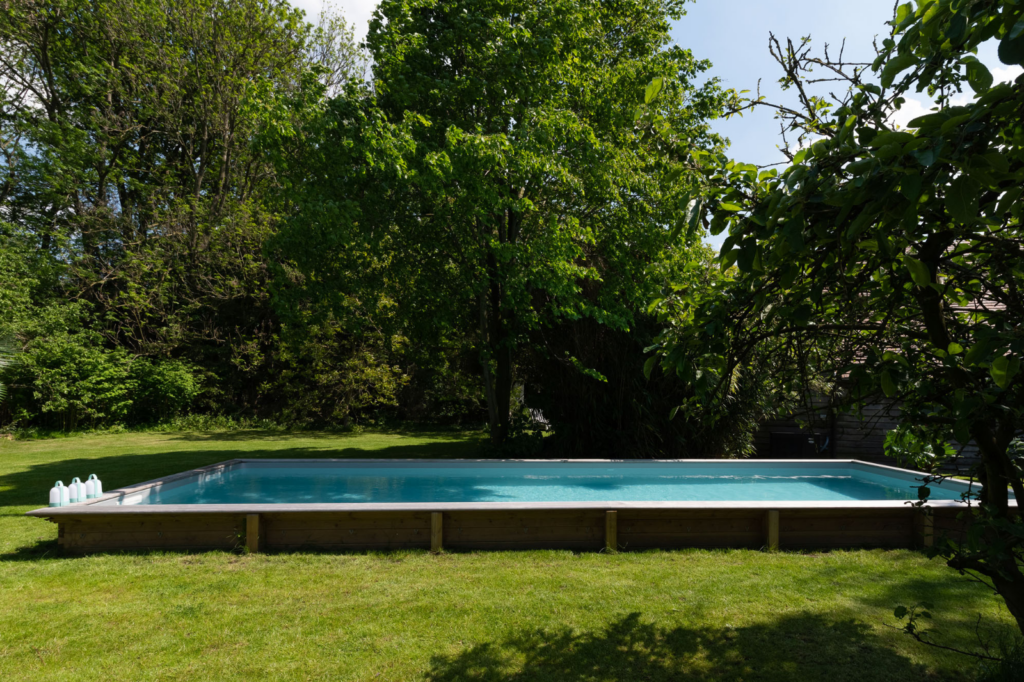 Rechthoekig opbouwzwembad met strakke vorm, geschikt om comfortabel te zwemmen.