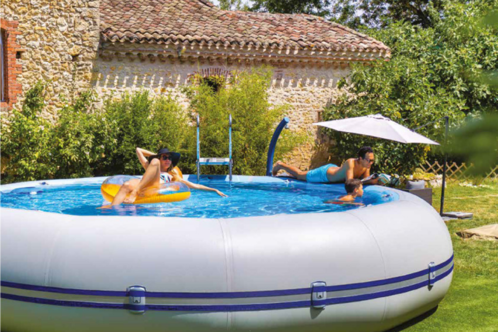 Opbouwzwembad in een tuin bij een woning, ideaal voor snelle en flexibele plaatsing.