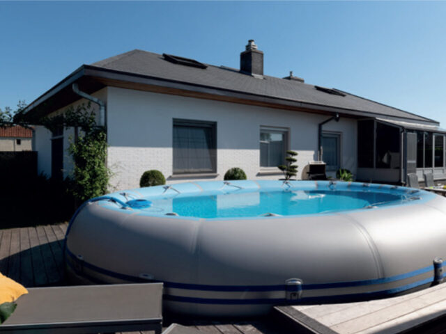 Ovaal Zodiac Original™ Ovline zwembad bovengronds geplaatst op houten terras.