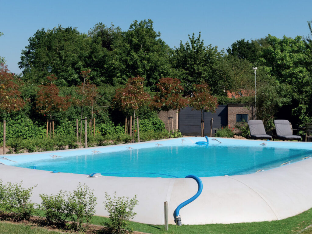 Opbouwzwembad in een groene tuin met eenvoudige plaatsing en natuurlijke omgeving.