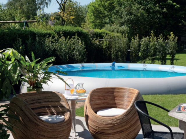 Rond Zodiac Original™ Winky zwembad bovengronds in een gezellige tuinsetting.