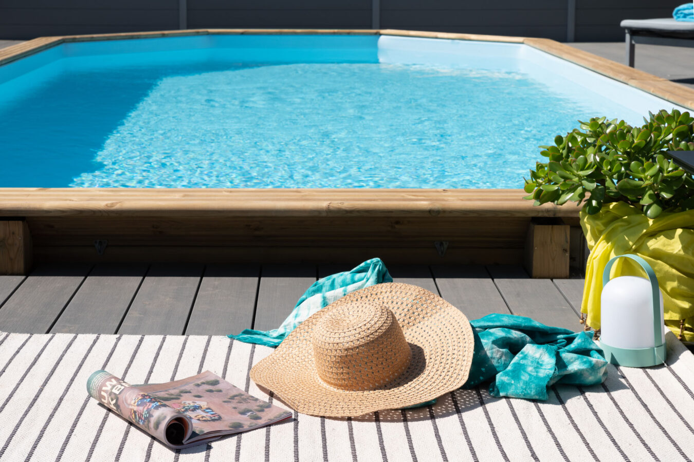 Strak afgewerkt houten zwembad met duurzame houten boord en helder water